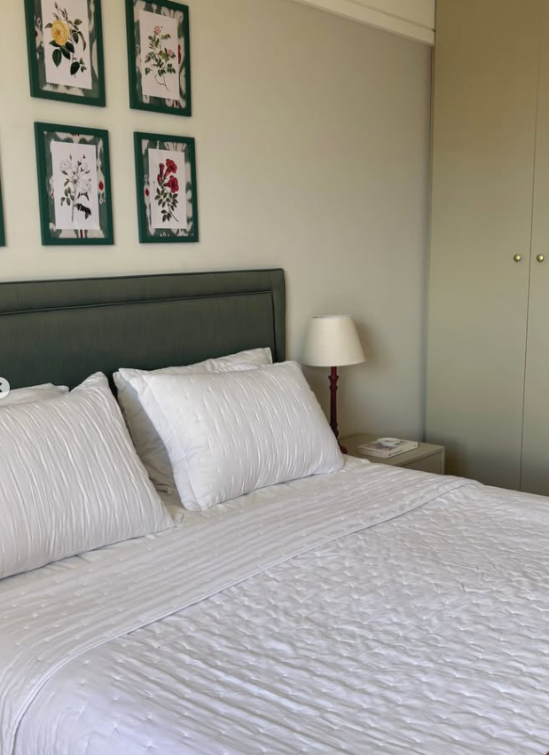 Cama e armário em tons verdes suaves
