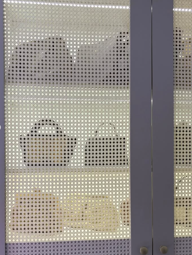 Detalhe das portas de armário com trama natural